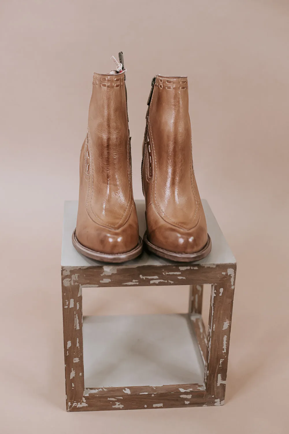 BEDSTU Yuno, Tan Rustic Nectar Lux